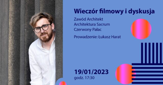 Portret Łukasza Harata w białek koszuli, który wychyla się zza budynku.