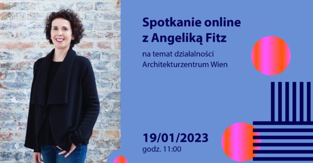 Uśmiechnięta Angelika Fitz w czarnym swetrze stoi na tle ceglanej ściany.