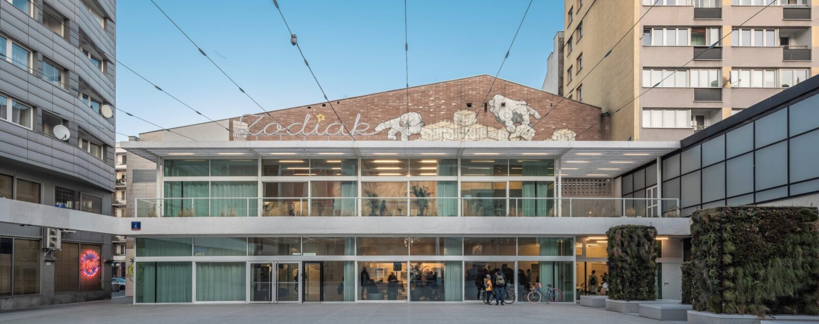 Widok zewnętrzny ZODIAKU Warszawskiego Pawilonu Architektury, modernistycznego budynek w centrum Warszawy
