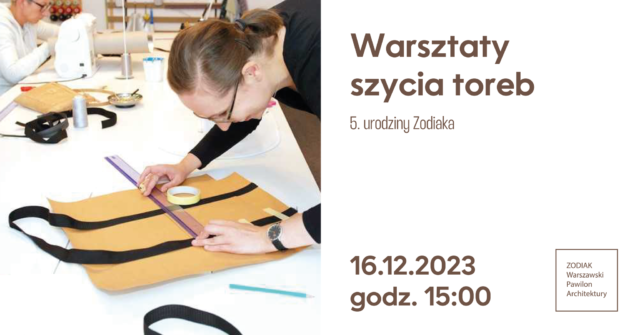 Kobieta wycina materiał do uszycia torby.
