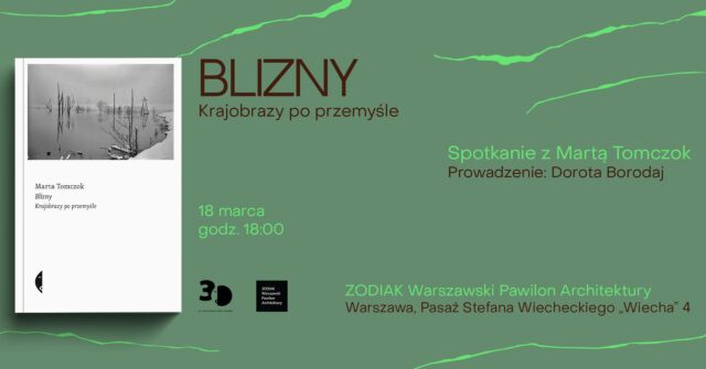 Grafika informacyjna z napisem "Blizny. Krajobrazy po przemyśle." Tło grafiki jest ciemnozielone, przecięte nieregularnymi, jasnozielonymi liniami przypominającymi poziomice lub pęknięcia. Po lewej stronie widoczna jest okładka książki z czarno-białym zdjęciem surowego, podmokłego krajobrazu z fragmentami konstrukcji przemysłowych.